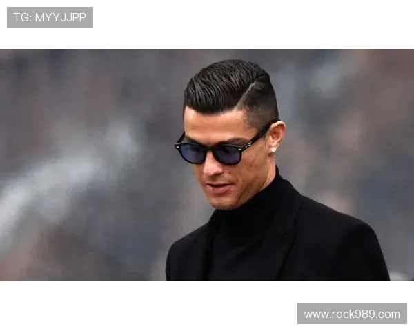 C罗这生活真扯,豪车别墅一大堆,转身还得吃方便面?! C罗这生活真扯,豪车别墅一大堆,转身还得吃方便面?!